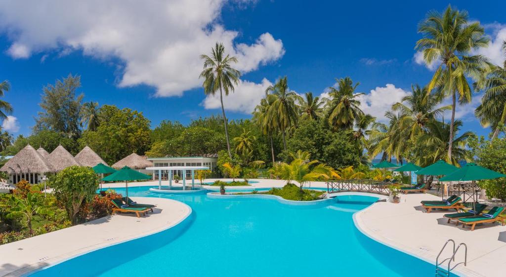 - une image de la piscine du complexe dans l'établissement Equator Village Resort, à Gan