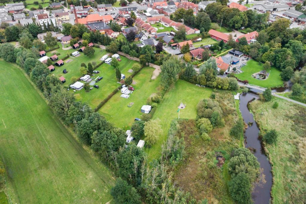 Letecký snímek ubytování Omme Å Camping & Cottages