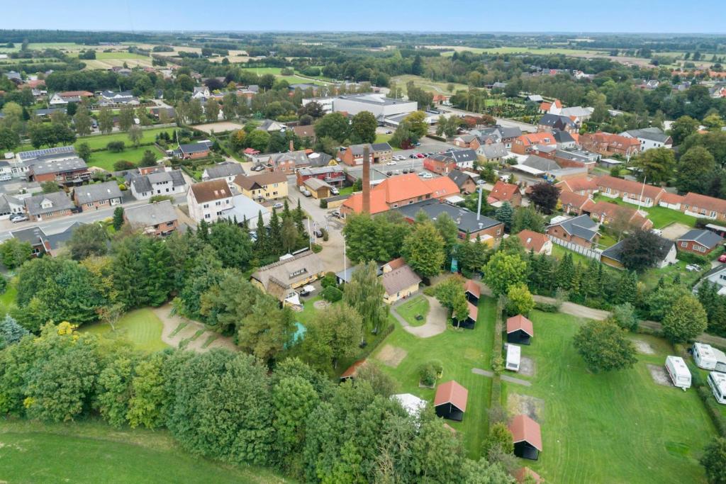 Letecký snímek ubytování Omme Å Camping & Cottages