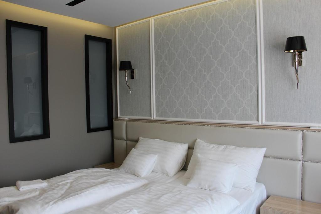 Posteľ alebo postele v izbe v ubytovaní Hotel Merops Mészáros
