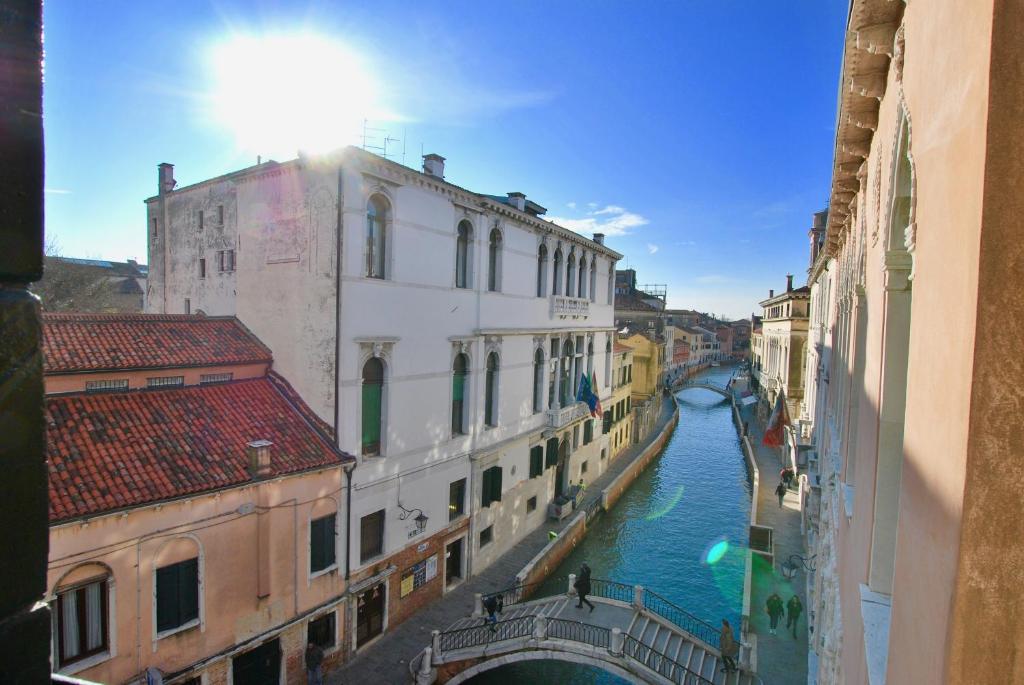 uma vista para um canal entre dois edifícios em CA GRIMANI Double Apartment: private terrace and stunning view em Veneza