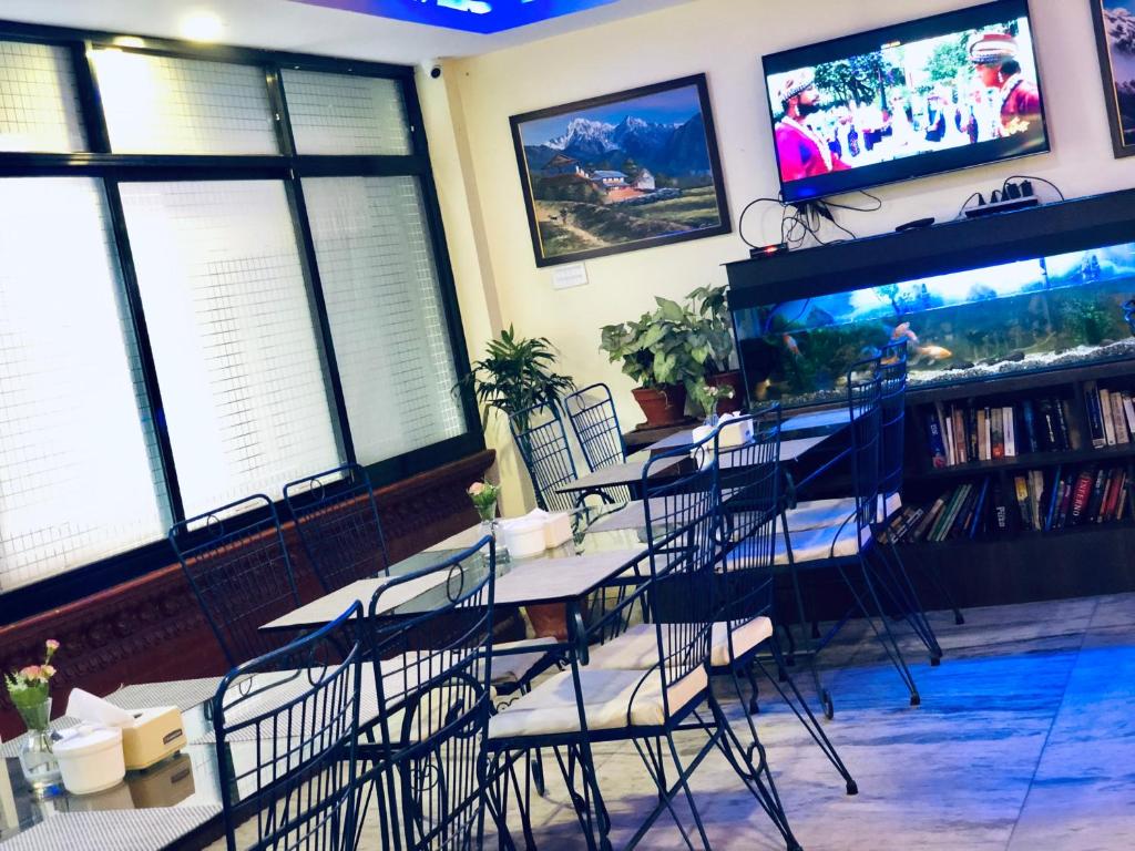 TV a/nebo společenská místnost v ubytování Backyard Hotel