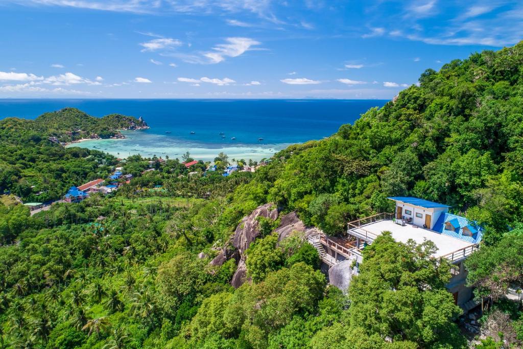 einen Blick auf einen Berg und das Meer im Hintergrund in der Unterkunft Deishaview Jungle Hostel in Ko Tao