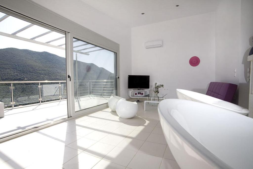 Televízia a/alebo spoločenská miestnosť v ubytovaní Dream View Villas