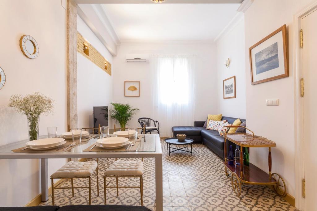 een woonkamer met een bank en een tafel bij Apartamento moderno centro Sevilla in Sevilla
