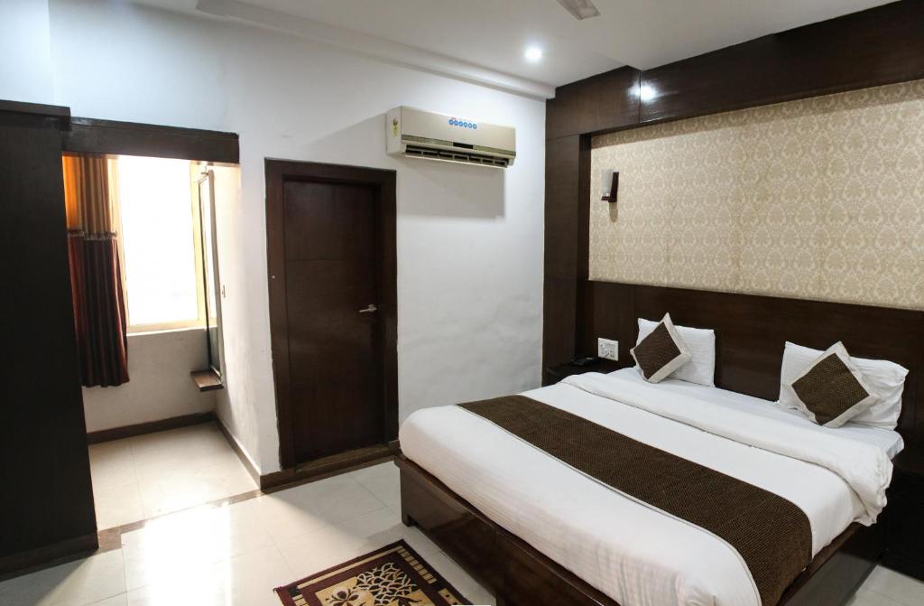 Postel nebo postele na pokoji v ubytování Hotel Agra Dazzling East Gate