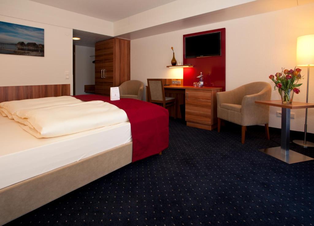 Postel nebo postele na pokoji v ubytování Hotel Knaus am Hafen
