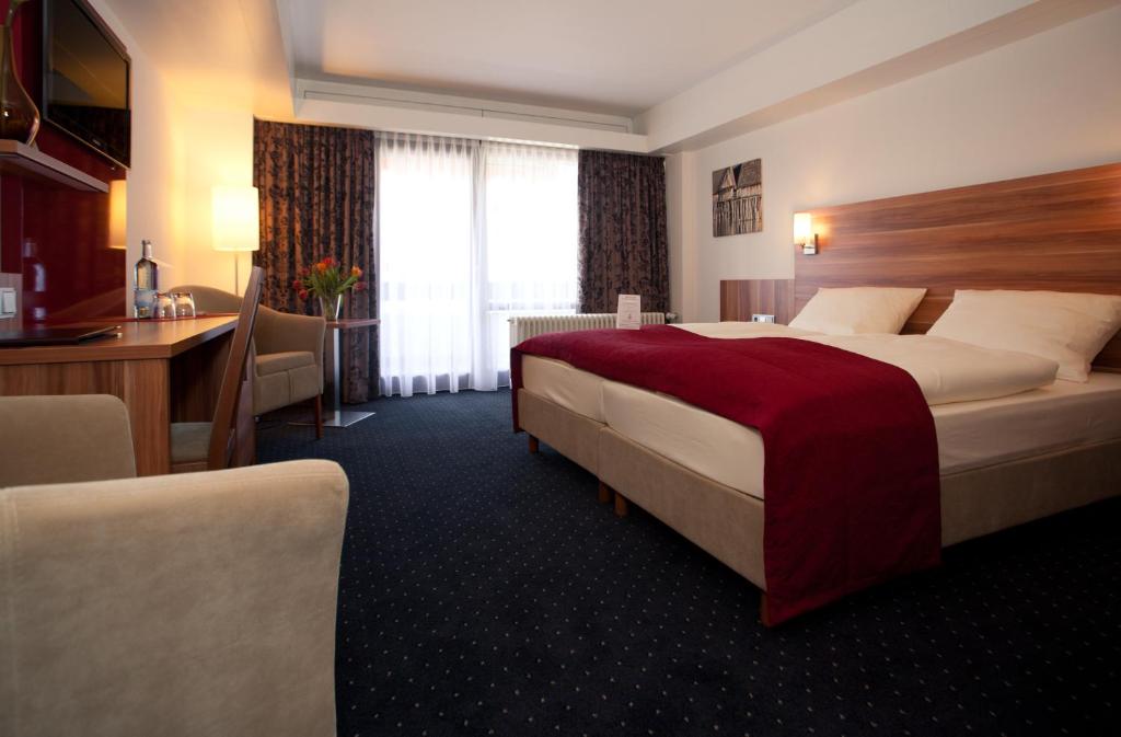 Postel nebo postele na pokoji v ubytování Hotel Knaus am Hafen