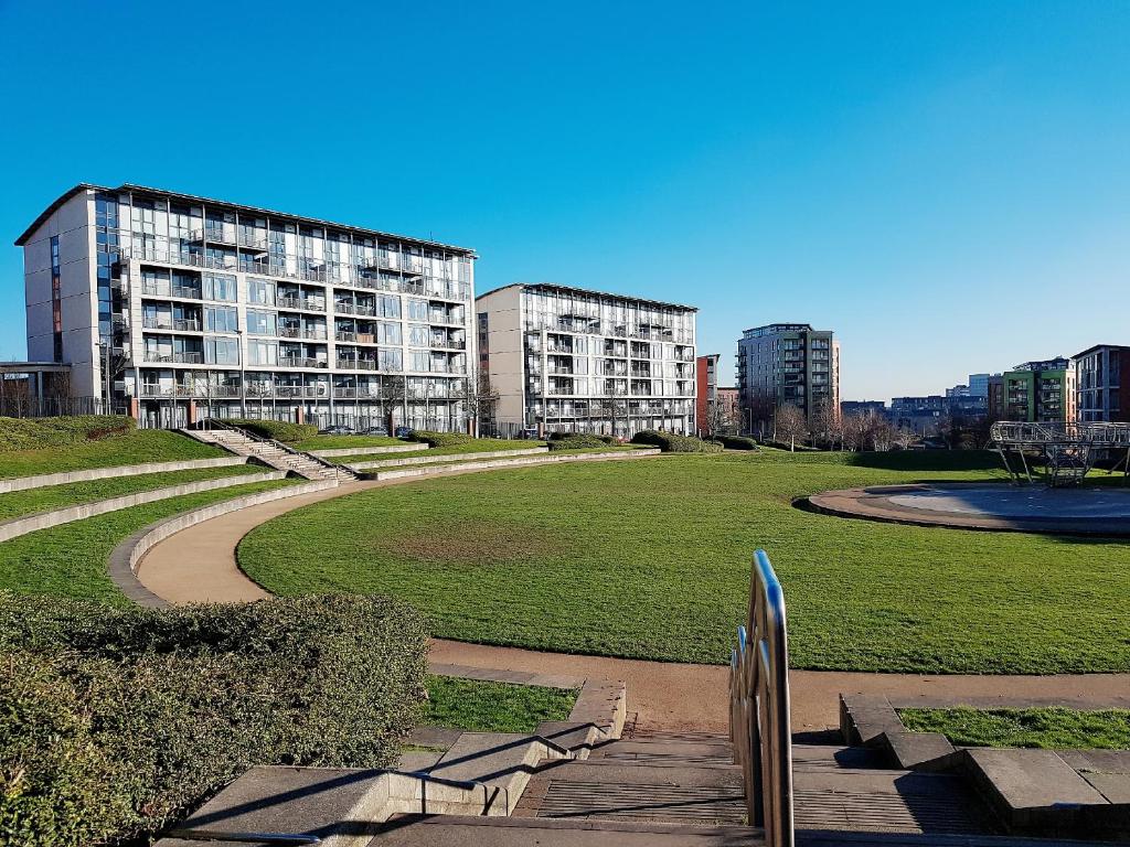 um parque com bancos e edifícios numa cidade em Cityscape Apartment in Birmingham with Self Checkin em Birmingham