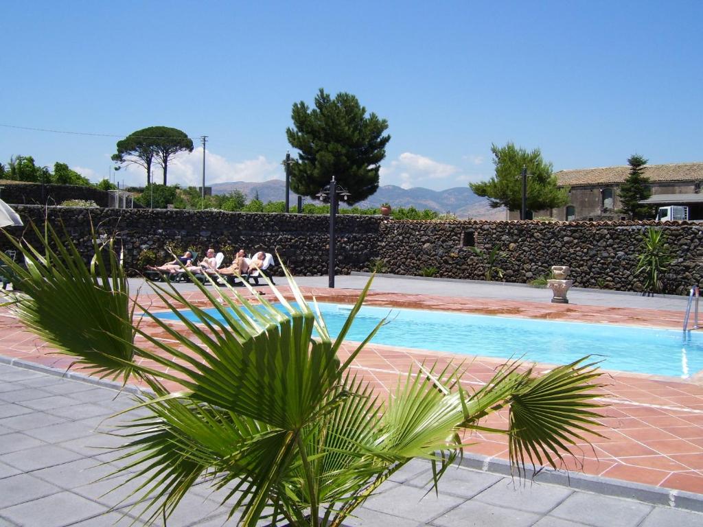 Bazén v ubytovaní Etna Wine Azienda Agrituristica alebo v jeho blízkosti