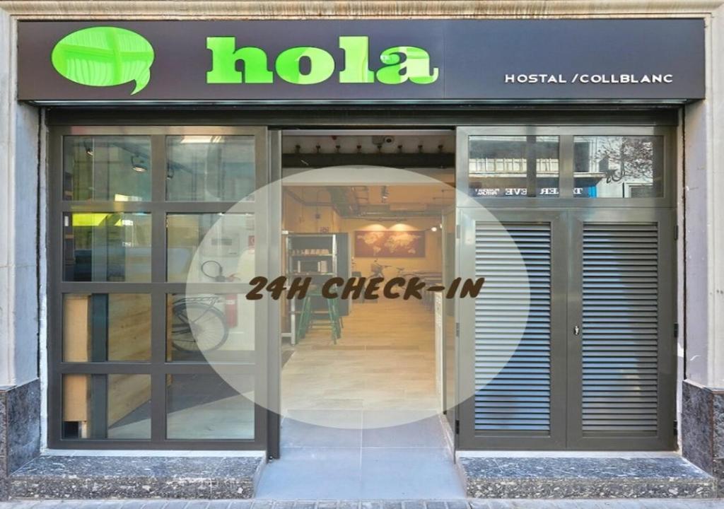 بيت شباب هولا كولبلانك في لوسبيتاليت دي يوبريغات: واجهة متجر مع باب زجاجي كبير