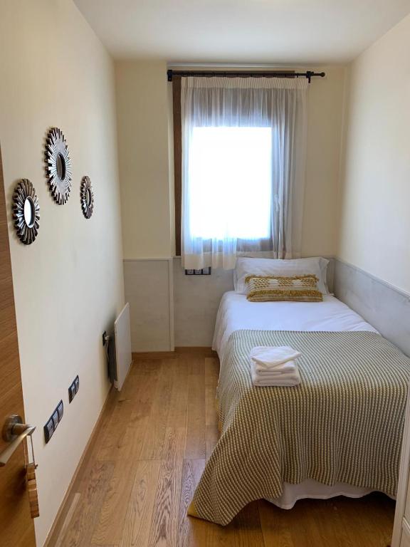 A bed or beds in a room at Apartament Neret I