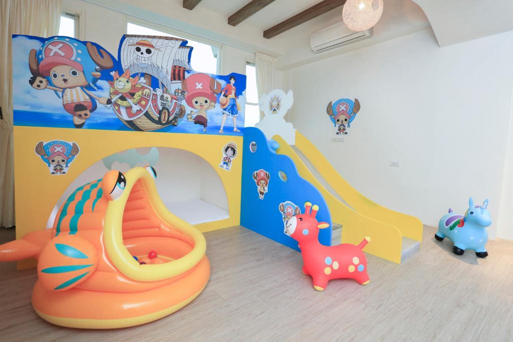 a childs room with a play set and toys at Chi Heng Homestay in Luodong