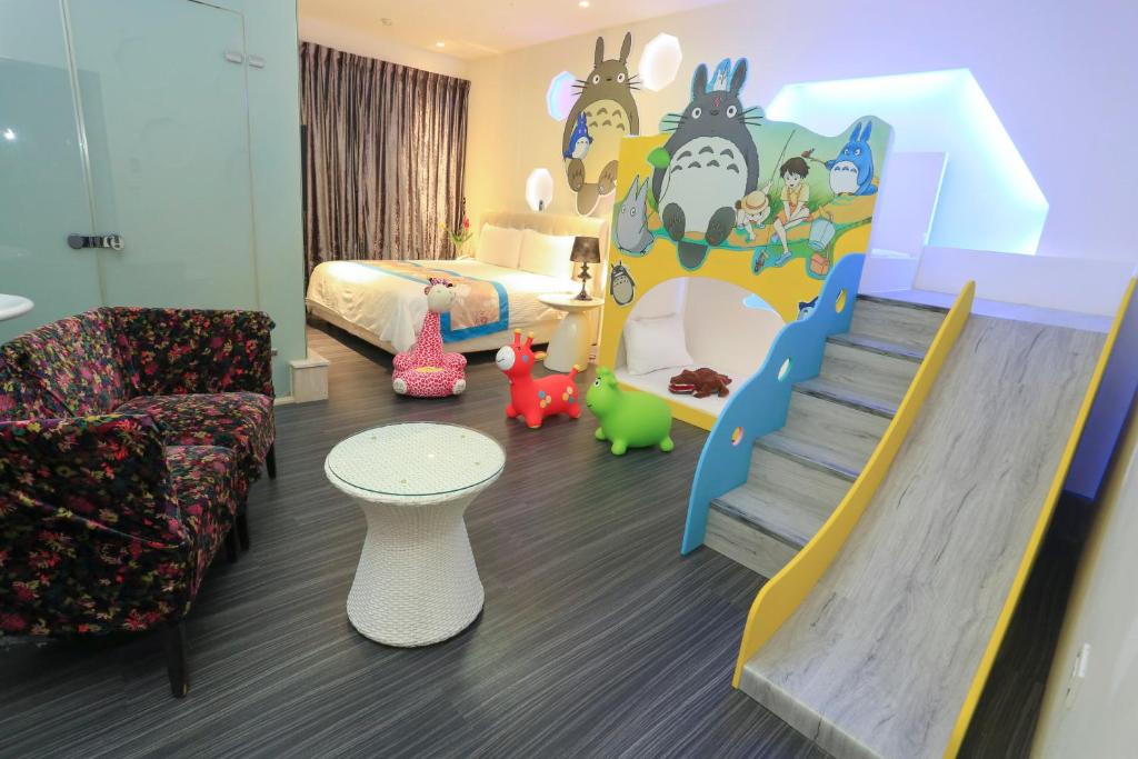 a childrens bedroom with a bed and a slide at Chi Heng Homestay in Luodong