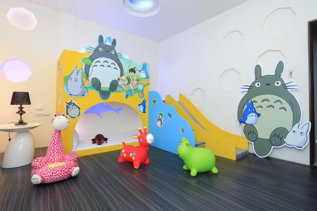 a childs room with a dinosaur play set and toys at Chi Heng Homestay in Luodong