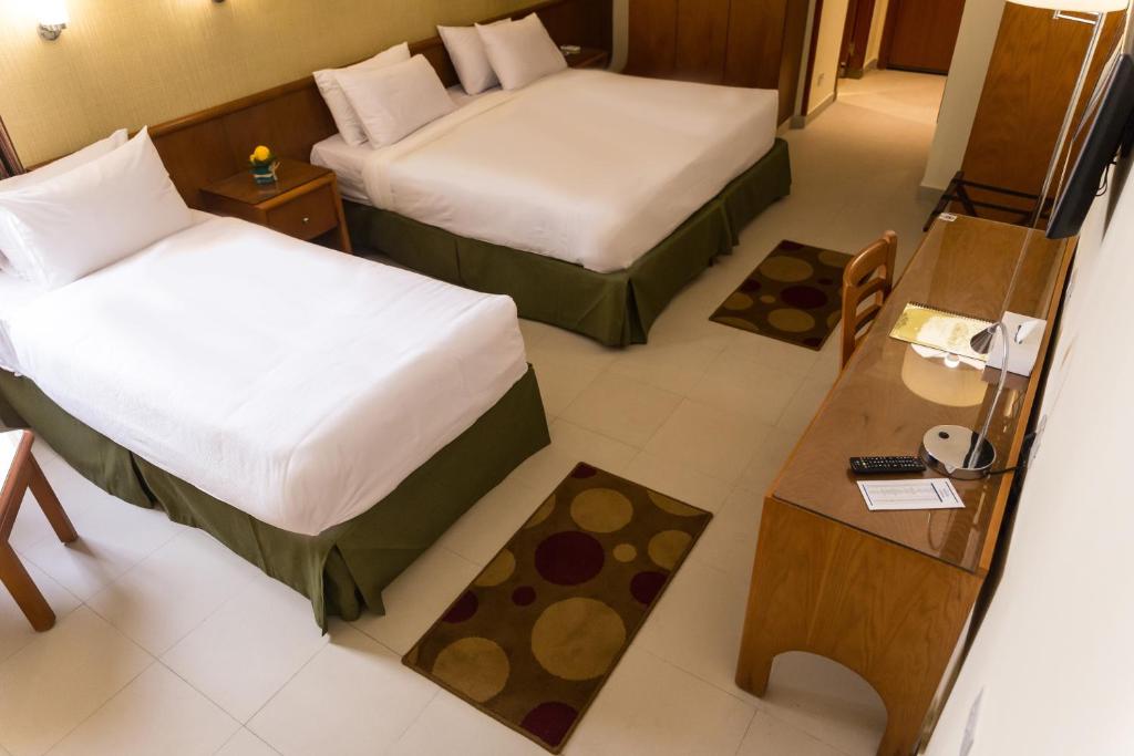 Postel nebo postele na pokoji v ubytování The Grand Plaza Hotel Smouha