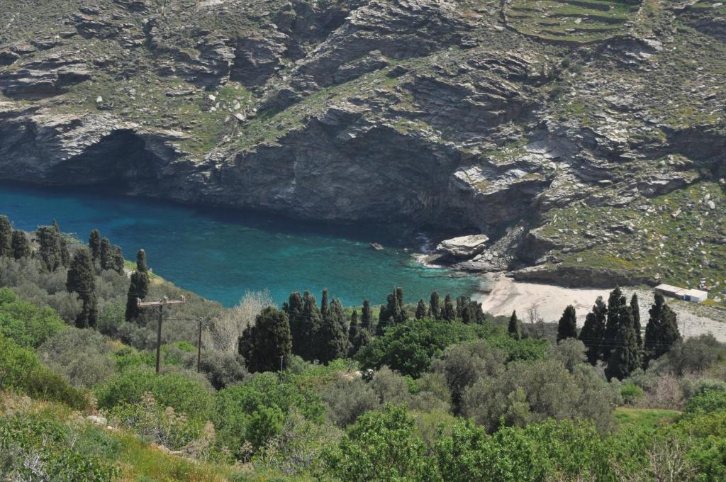 widok na zbiornik wodny w górach w obiekcie MILTIADIS APARTMENTS w mieście Andros