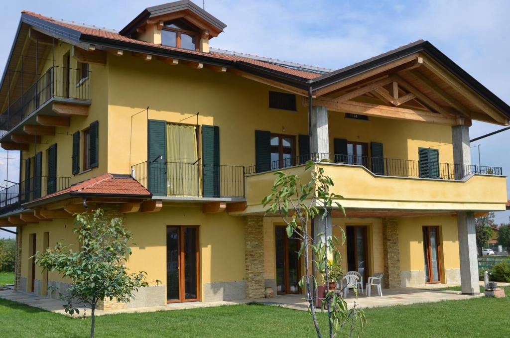 Cette grande maison jaune dispose d'un balcon. dans l'établissement Appartamento L'albero e le stelle, à Borgo San Dalmazzo