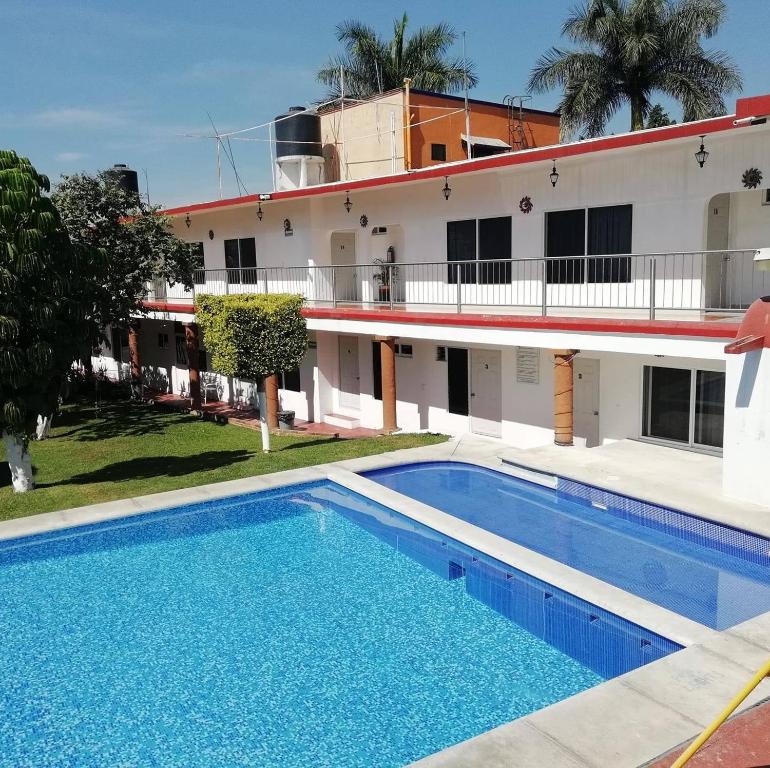 a view of a swimming pool in front of a building at Hotel Quinta Paraiso in Cocoyoc