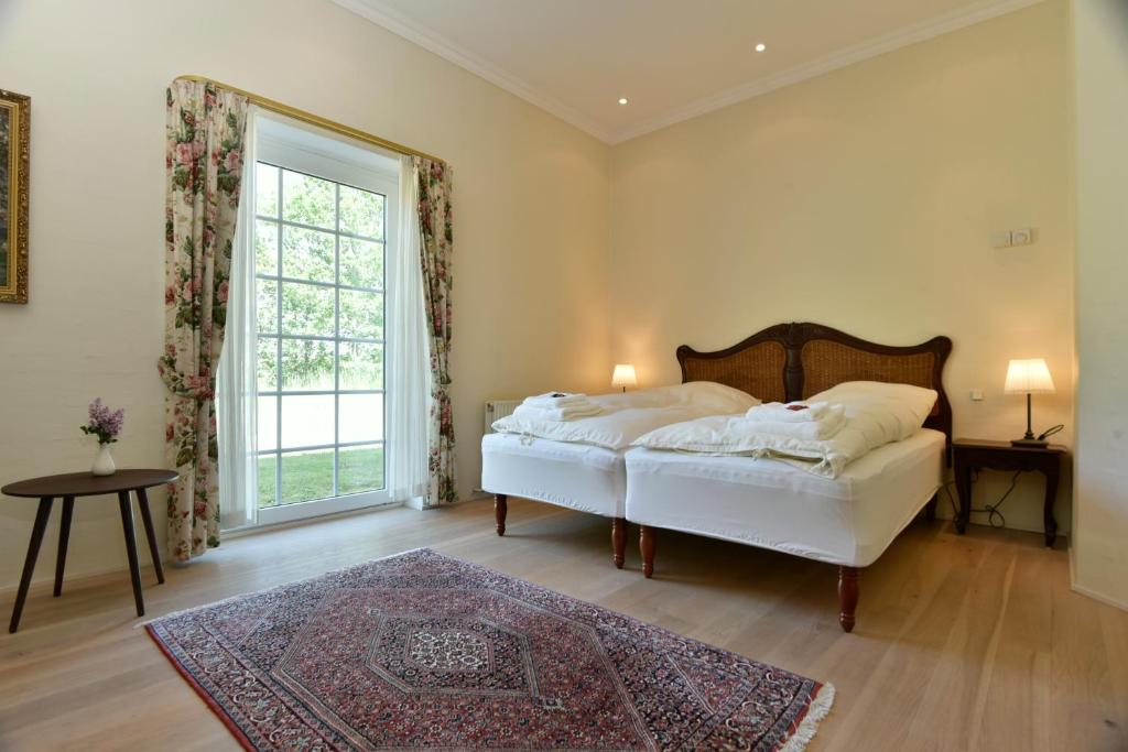 1 dormitorio con cama y ventana grande en Best Bed, en Herning