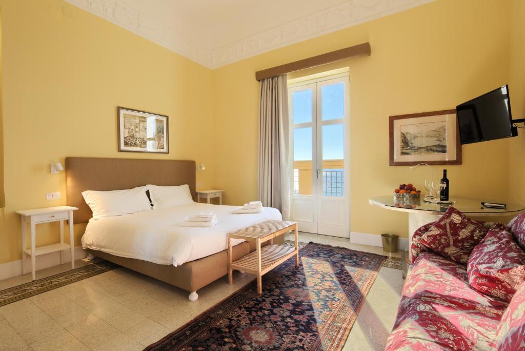 una camera d'albergo con letto e divano di La Giulietta - Penthouse a Salerno
