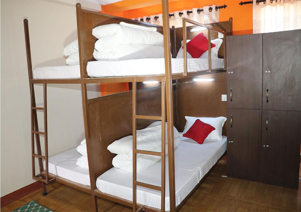 Postel nebo postele na pokoji v ubytování Rambler Hostel Pvt Ltd