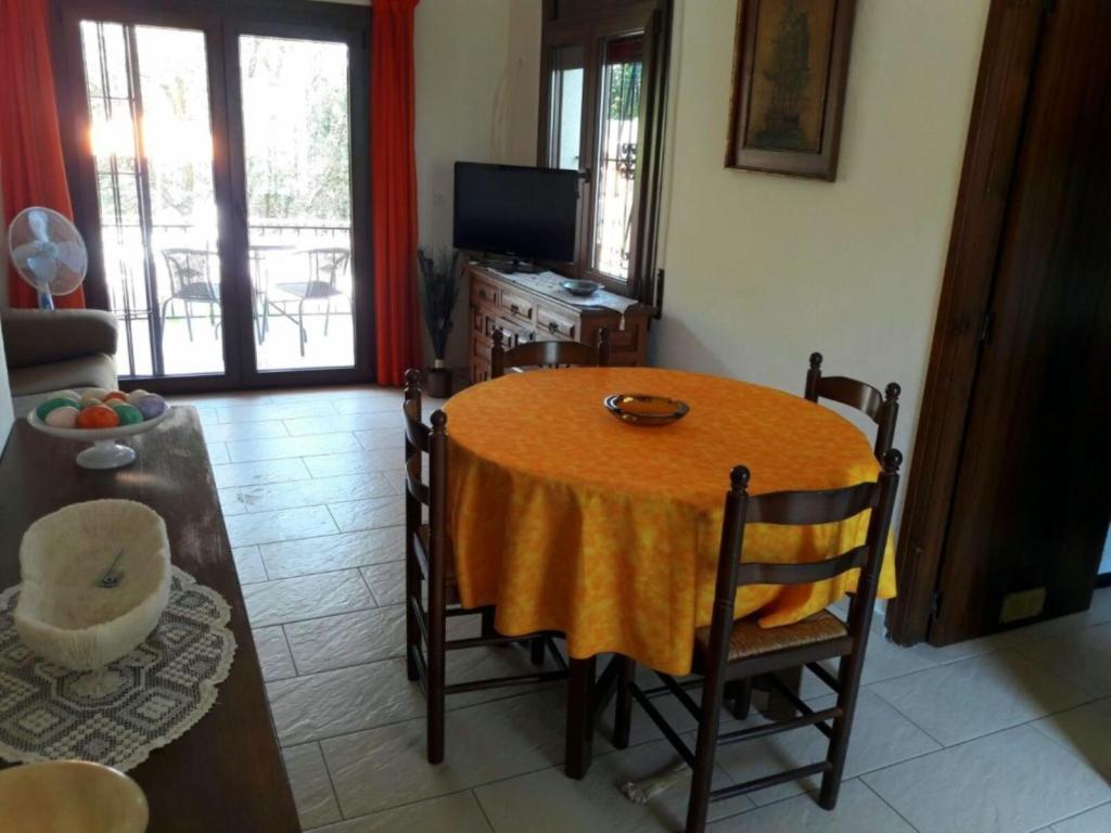 TV a/nebo společenská místnost v ubytování VACAY Villa Passatge, piscina comunitaria y aire puro! en la Costa Brava, L'Escala!