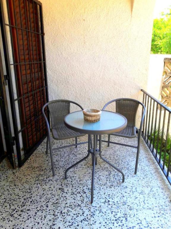 Balkón nebo terasa v ubytování VACAY Villa Passatge, piscina comunitaria y aire puro! en la Costa Brava, L'Escala!