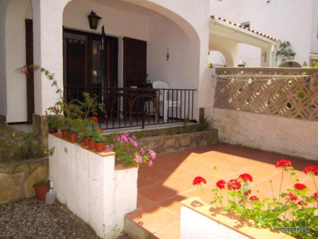 Zahrada ubytování VACAY Villa Passatge, piscina comunitaria y aire puro! en la Costa Brava, L'Escala!