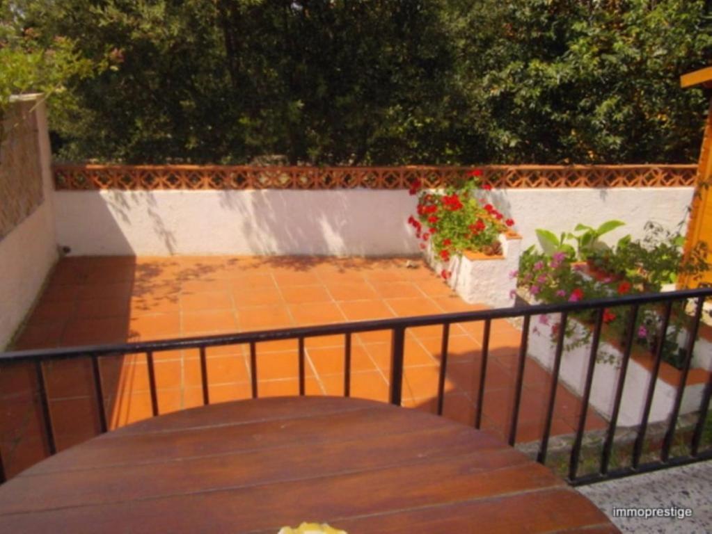 Balkón nebo terasa v ubytování VACAY Villa Passatge, piscina comunitaria y aire puro! en la Costa Brava, L'Escala!