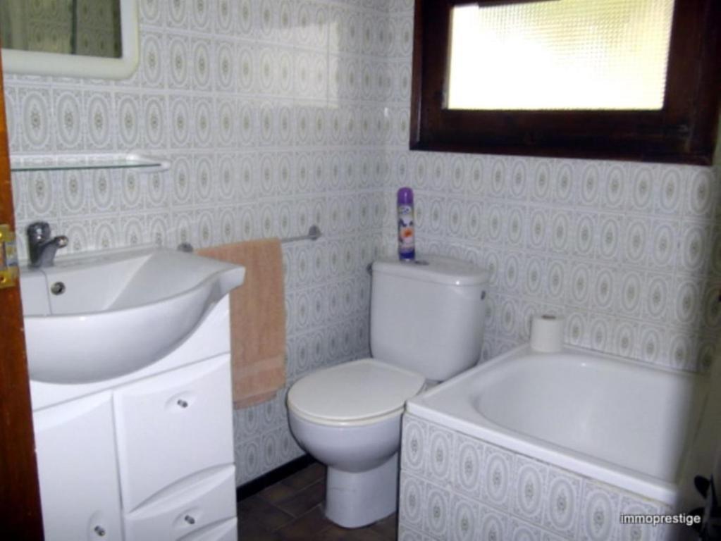 Koupelna v ubytování VACAY Villa Passatge, piscina comunitaria y aire puro! en la Costa Brava, L'Escala!