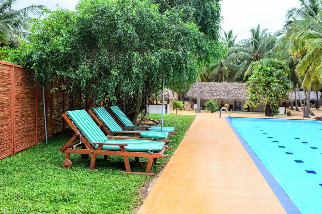 Bazén v ubytování Roshanne Beach Resort nebo v jeho okolí