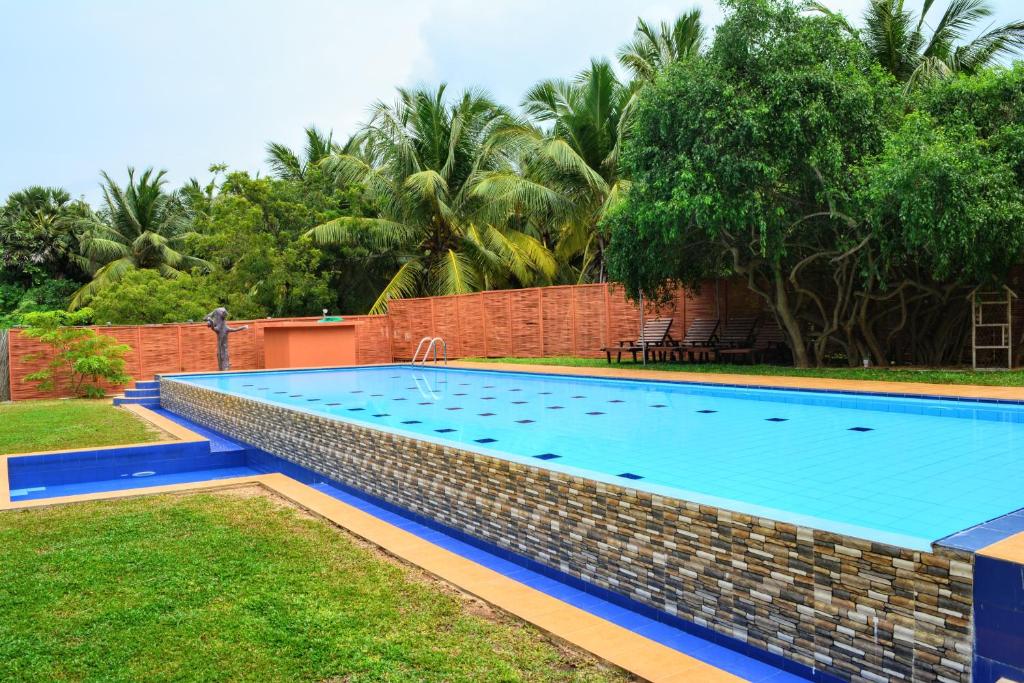 Bazén v ubytování Roshanne Beach Resort nebo v jeho okolí