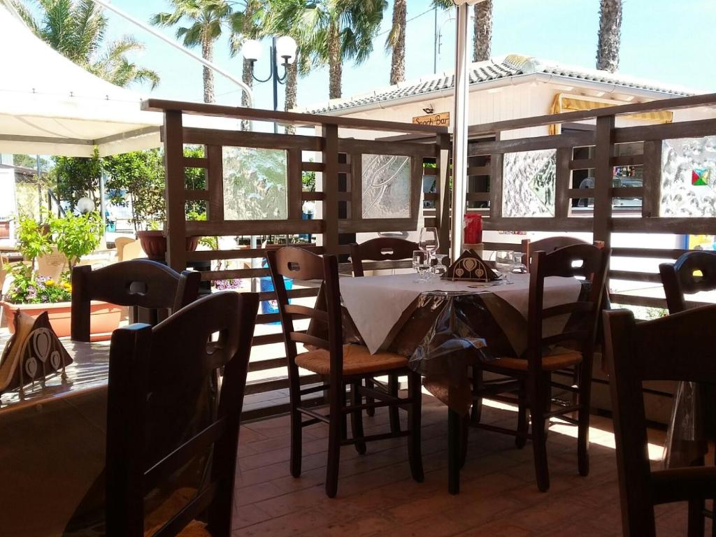 Reštaurácia alebo iné gastronomické zariadenie v ubytovaní Andrea Case Vacanze L'Ancora