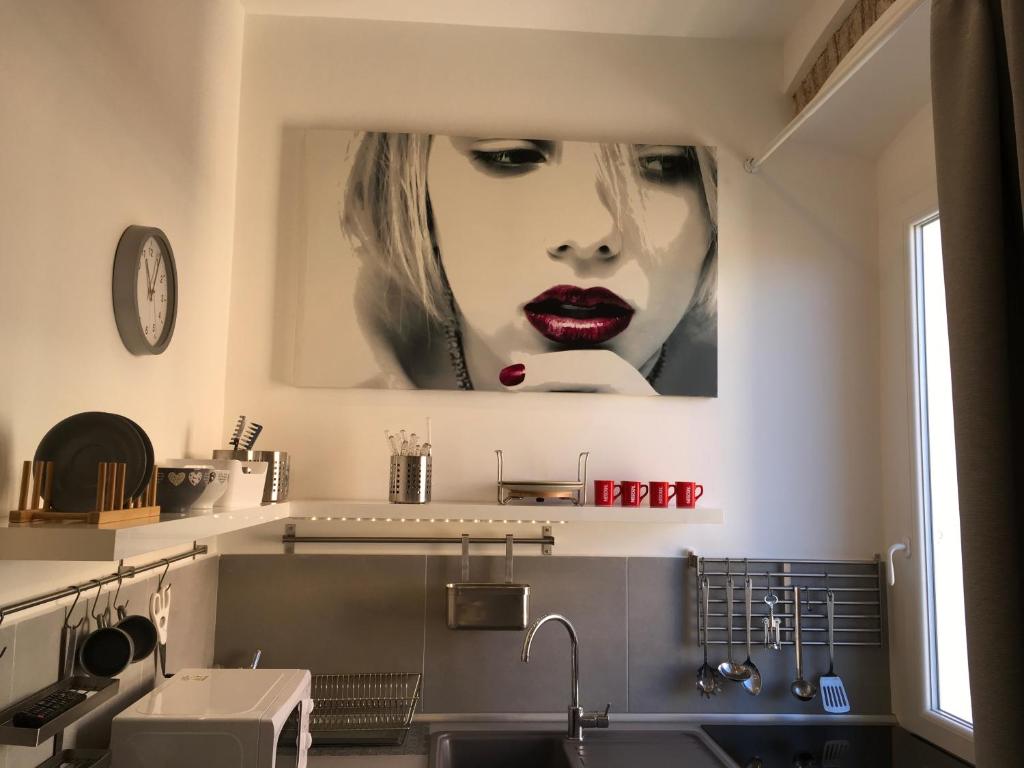 Una gran foto de una mujer en la pared en una cocina en Klee House San Cosimato en Roma