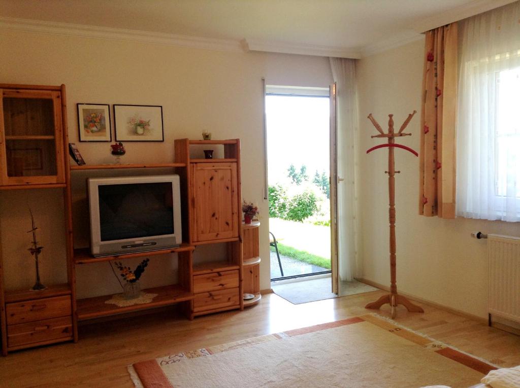 un soggiorno con TV su un centro di intrattenimento in legno di Haus Margit a Schlierbach