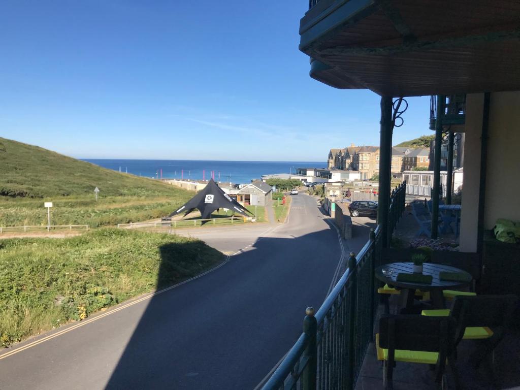 a view of a road with the ocean in the background at Beachy in Newquay