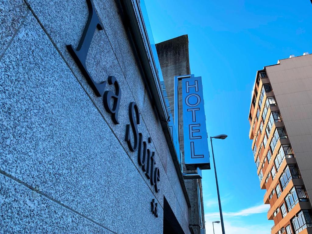 a sign on the side of a building at La Suite Hotel in Vigo