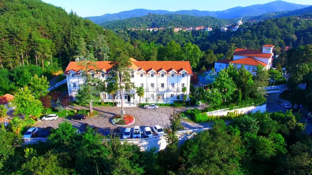 una vista aérea de un complejo en las montañas en Limak Thermal Boutique Hotel en Gokcedere