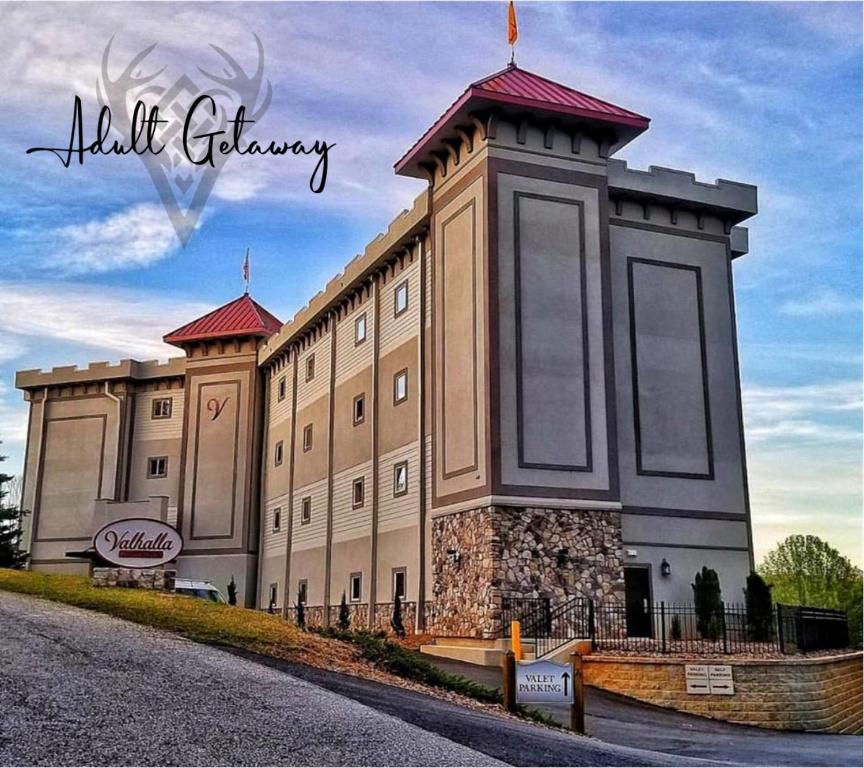 un gran edificio al lado de una carretera en Valhalla Resort Hotel, en Helen