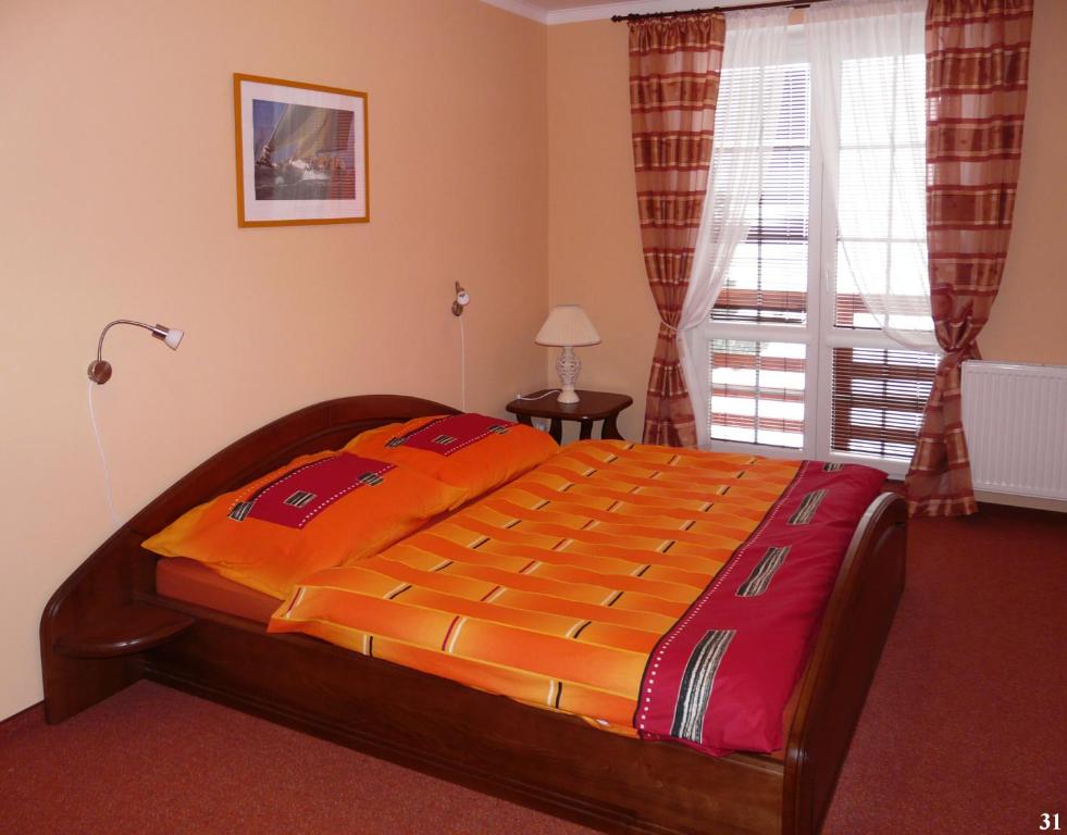 Łóżko lub łóżka w pokoju w obiekcie Resort Maják