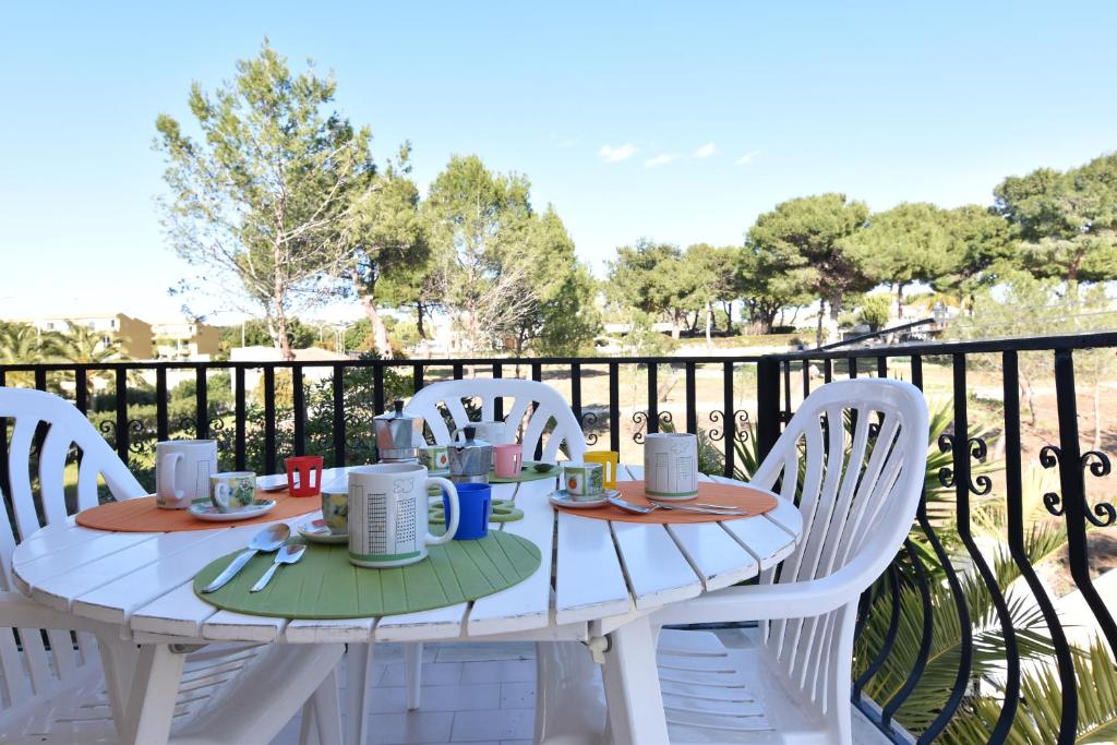 d'une table et de chaises blanches sur un balcon. dans l'établissement Center Beach, à Marina di Ragusa