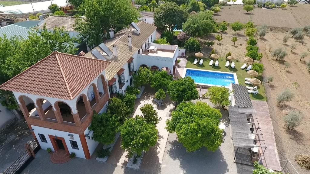 uma vista aérea de uma casa com piscina em Casa Rural San Antonio em Cabra