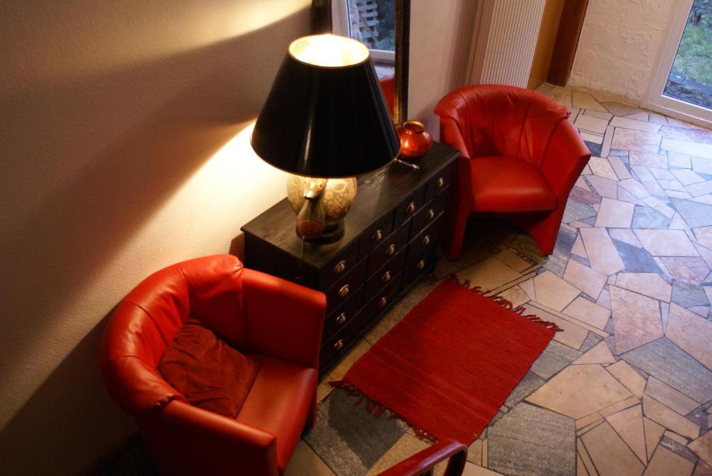 ブリースカステルにあるGästehaus Margeriteのリビングルーム(椅子2脚、ランプ付)