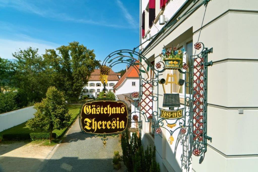 a sign for a restaurant on the side of a building at Hotel Gästehaus Theresia Garni in Mühlheim an der Donau