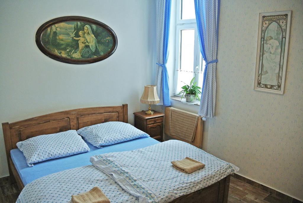 sypialnia z 2 łóżkami i zdjęciem na ścianie w obiekcie Restaurace a penzion Ubrousku prostři se w mieście Nová Bystřice