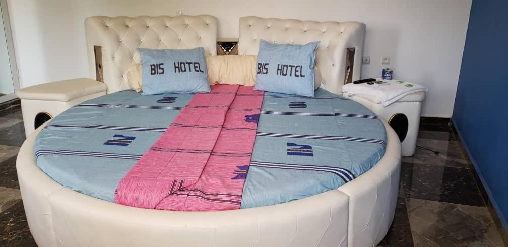 Een bed of bedden in een kamer bij Bis Hotel