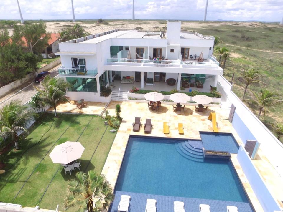- une vue aérienne sur une maison avec une piscine dans l'établissement Pousada Mar Aberto, à Beberibe