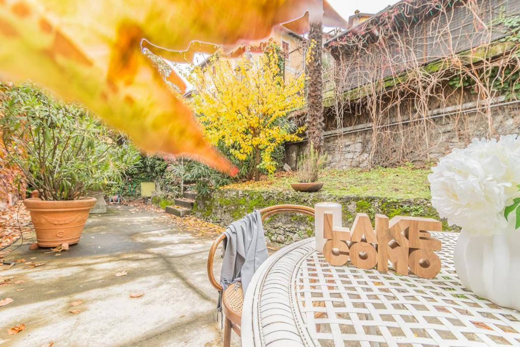 a table with a sign that says hasos on it at Varenna Garden in Varenna