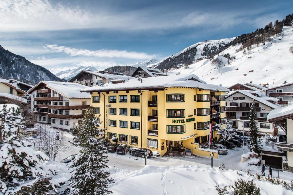 un hotel en la nieve en una estación de esquí en Hotel Grieshof, en Sankt Anton am Arlberg